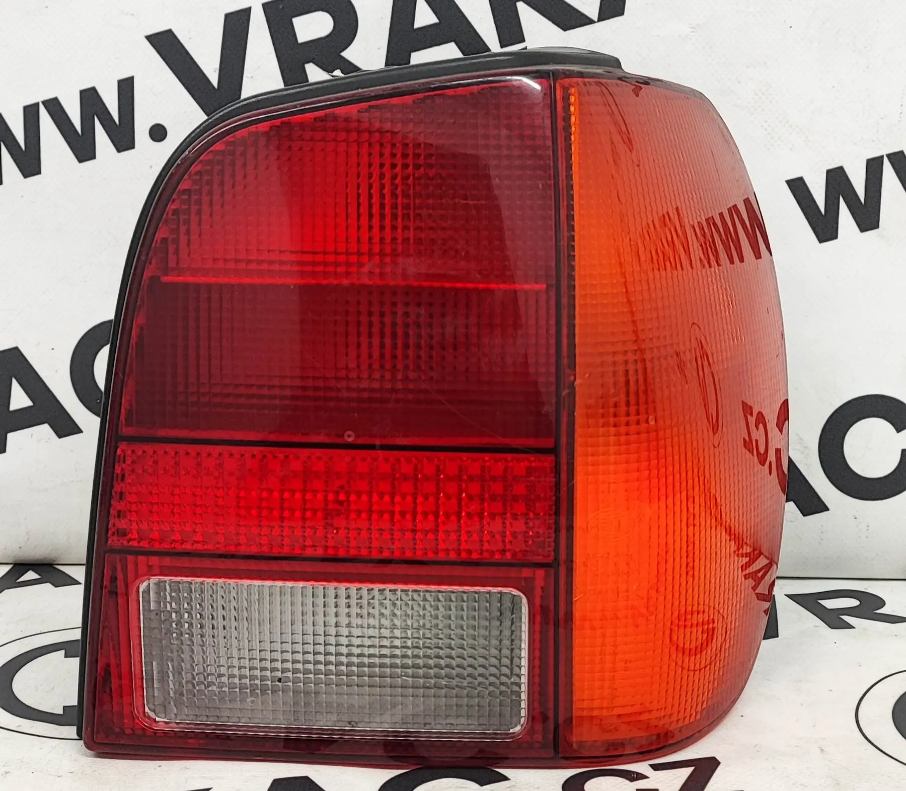 Světlomet zadní pravý (6N0945096) – Volkswagen Polo 1994-2001