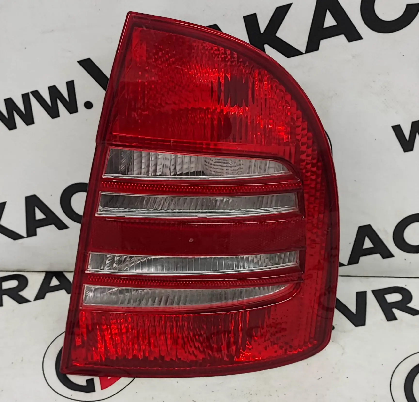 Světlomet zadní pravý – Škoda Superb 2001-2008