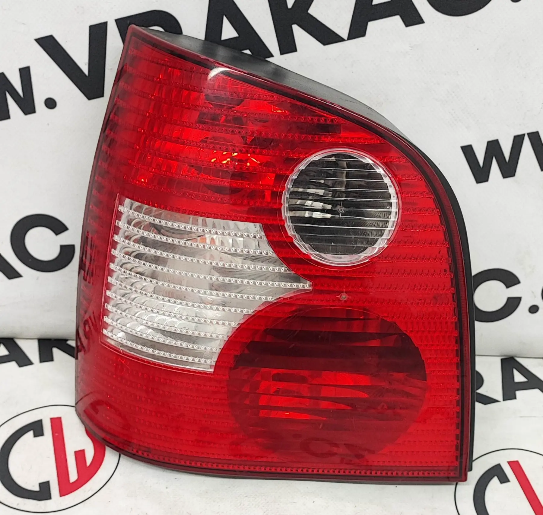 Světlomet zadní levý (6Q6945111A) – Volkswagen Polo 2001-2012