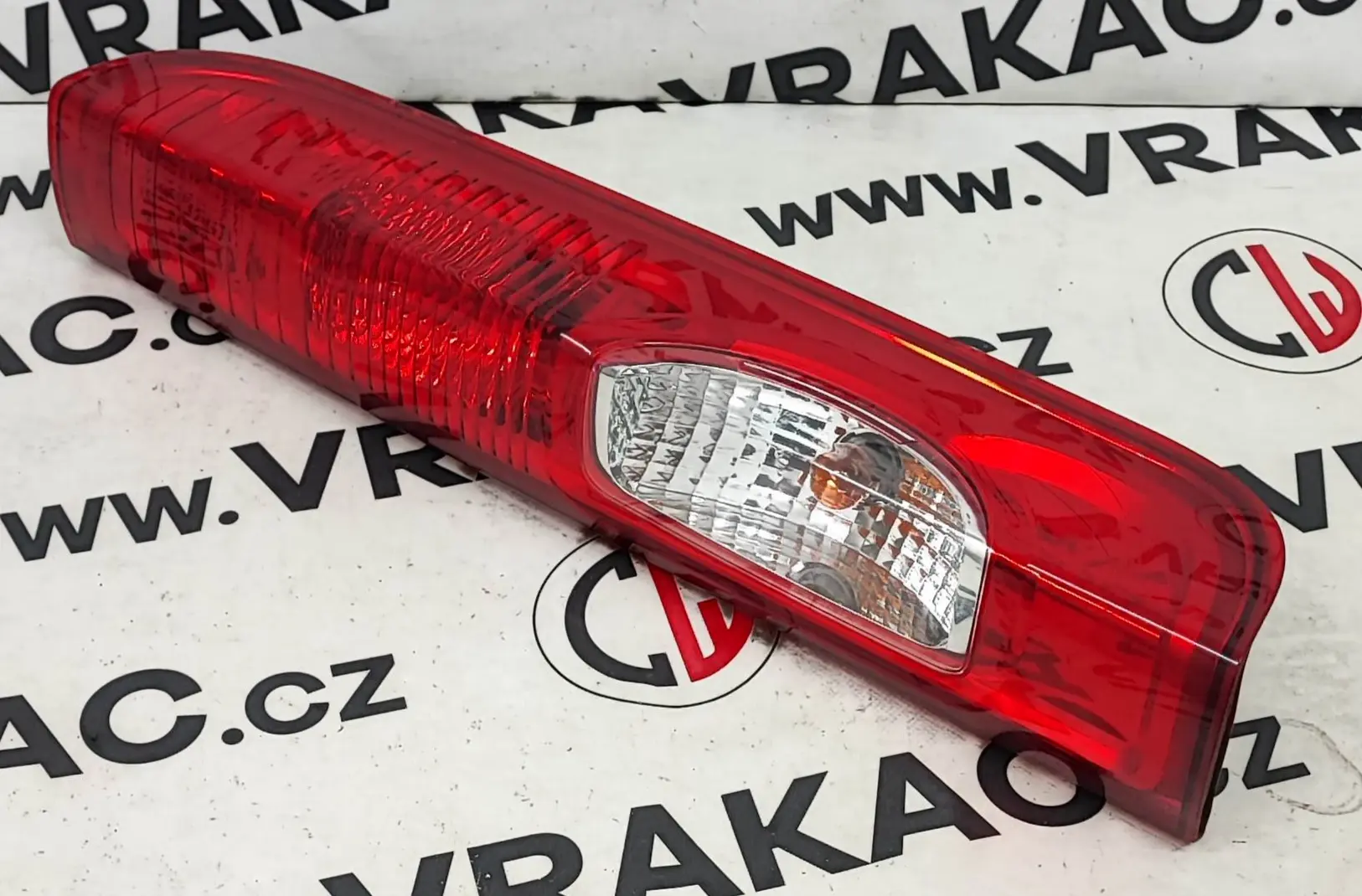 Světlomet zadní pravý (8200415251) – Renault Trafic JL 2001 - 2014