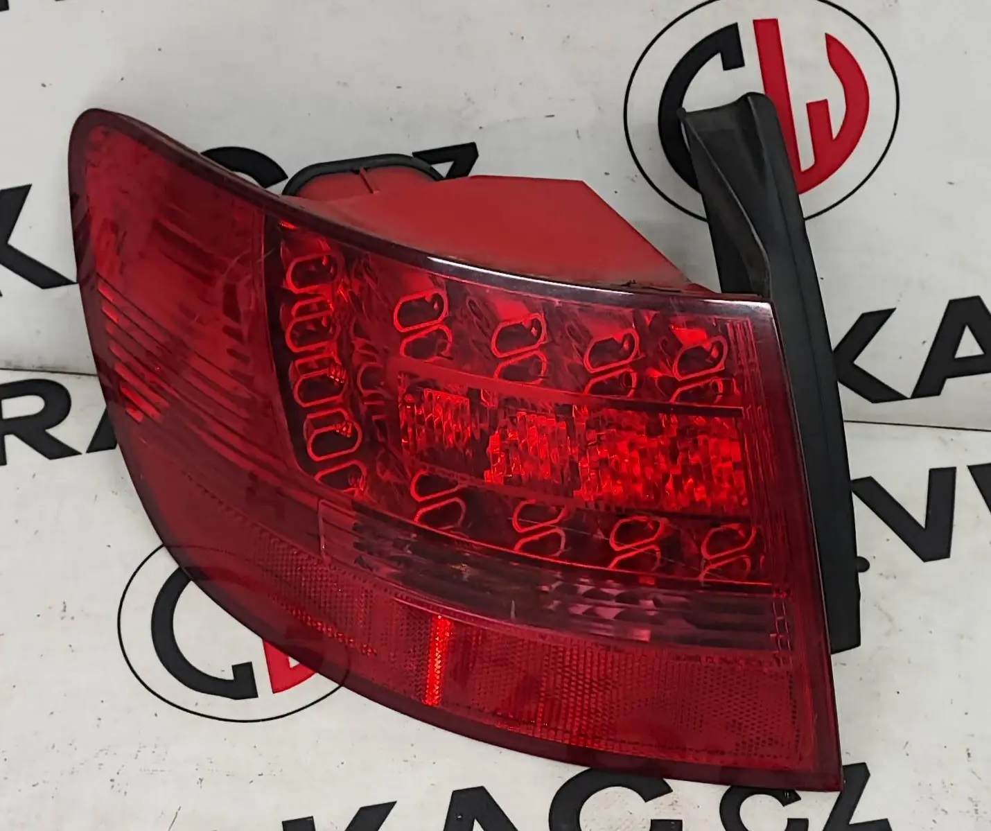 Světlomet zadní levý (4F9945905B) – Audi A6 2004-2011