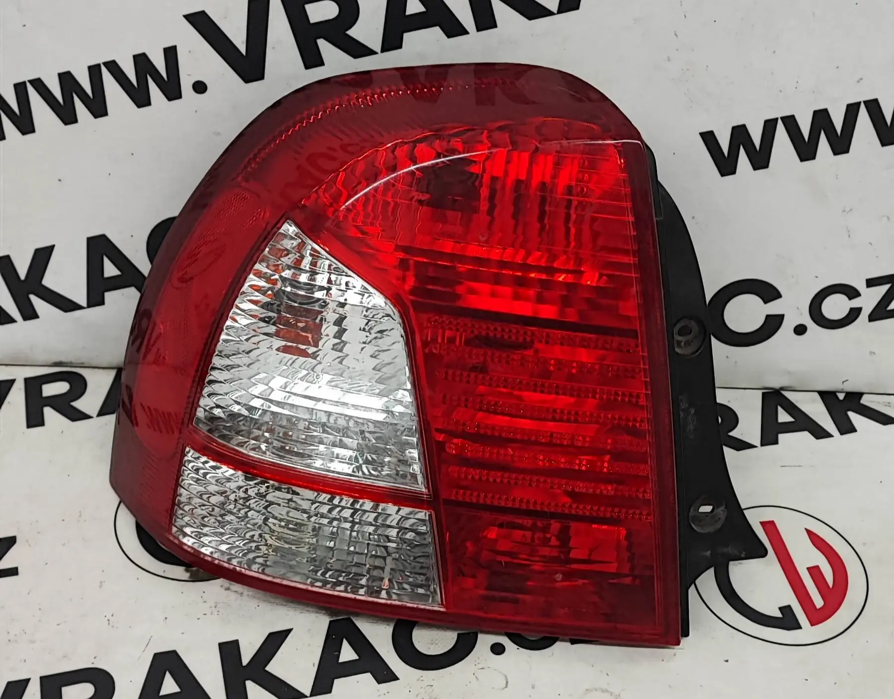 Světlomet zadní levý – Kia Shuma 2001-2004