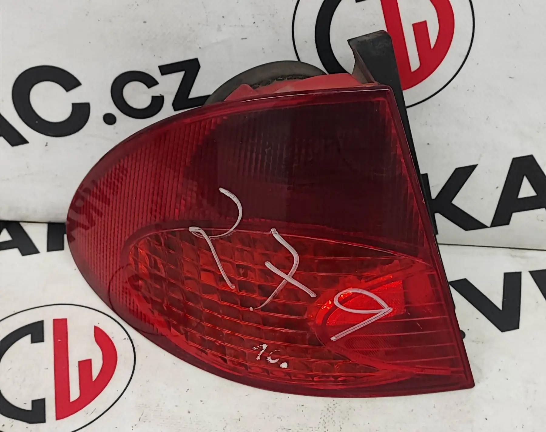 Světlomet zadní levý – Toyota Avensis 1997-2003