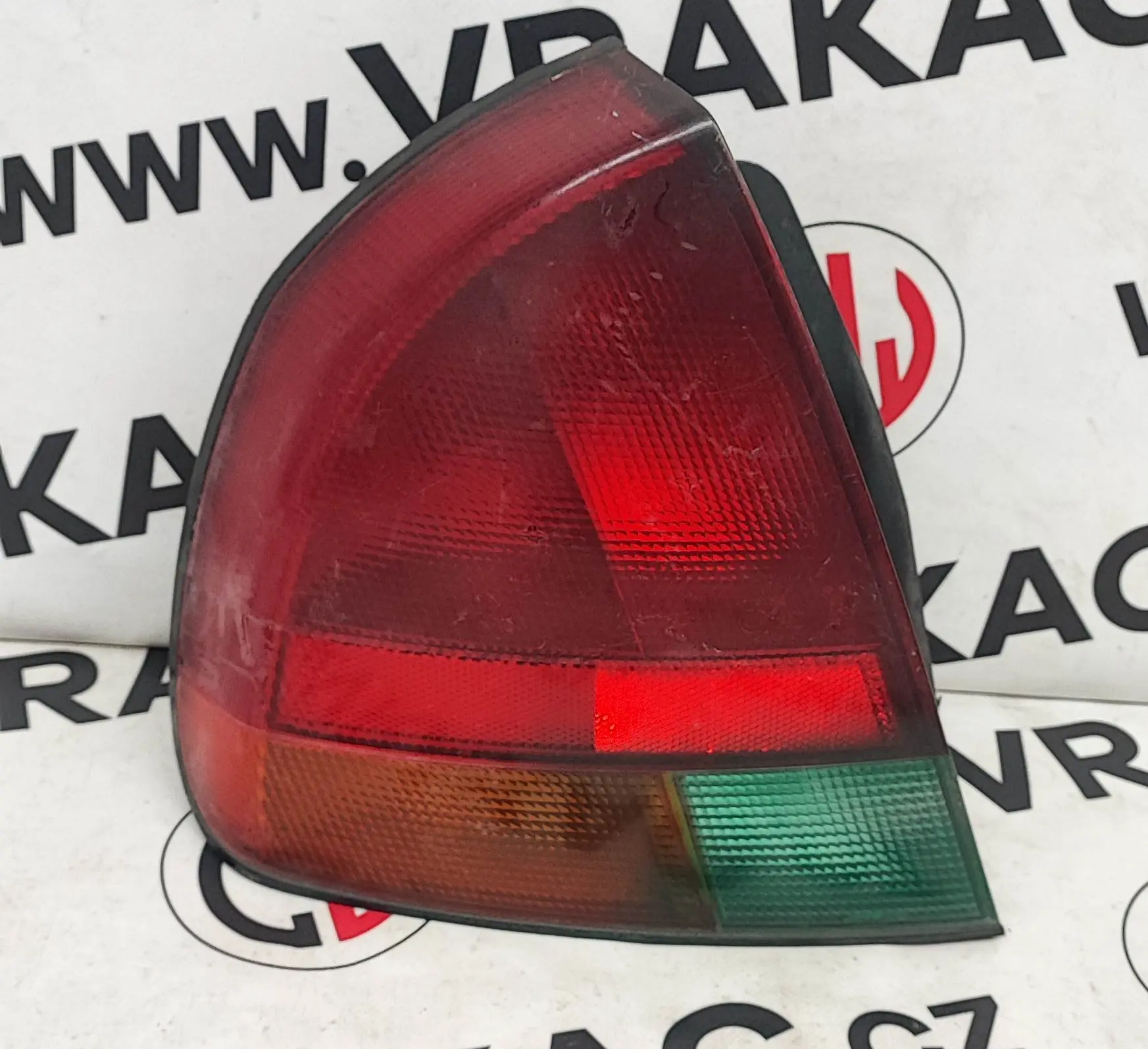 Světlomet zadní levý – Mitsubishi Carisma 1995-2006