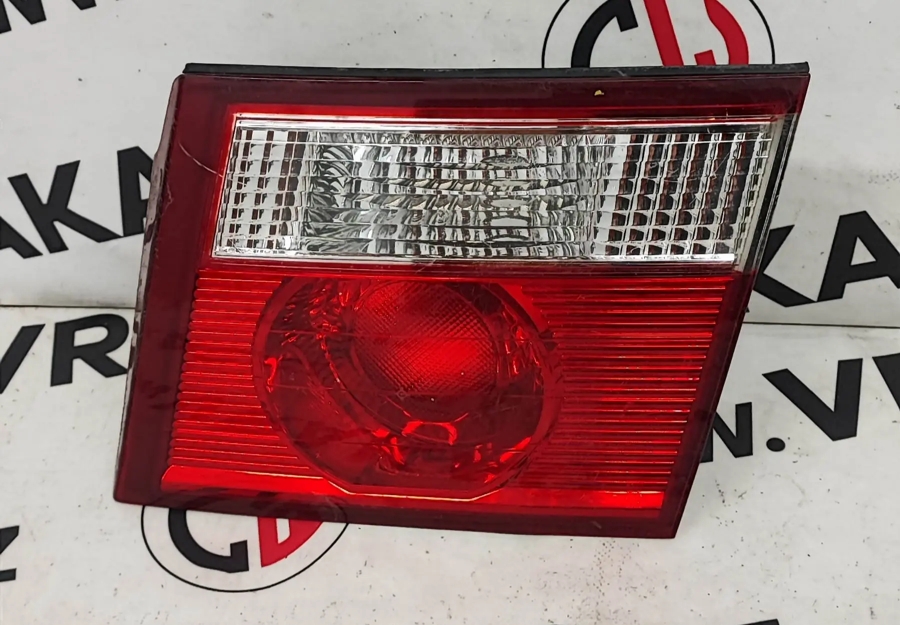 Světlomet zadní pravý vnitřní – Kia Carens 2002-2006