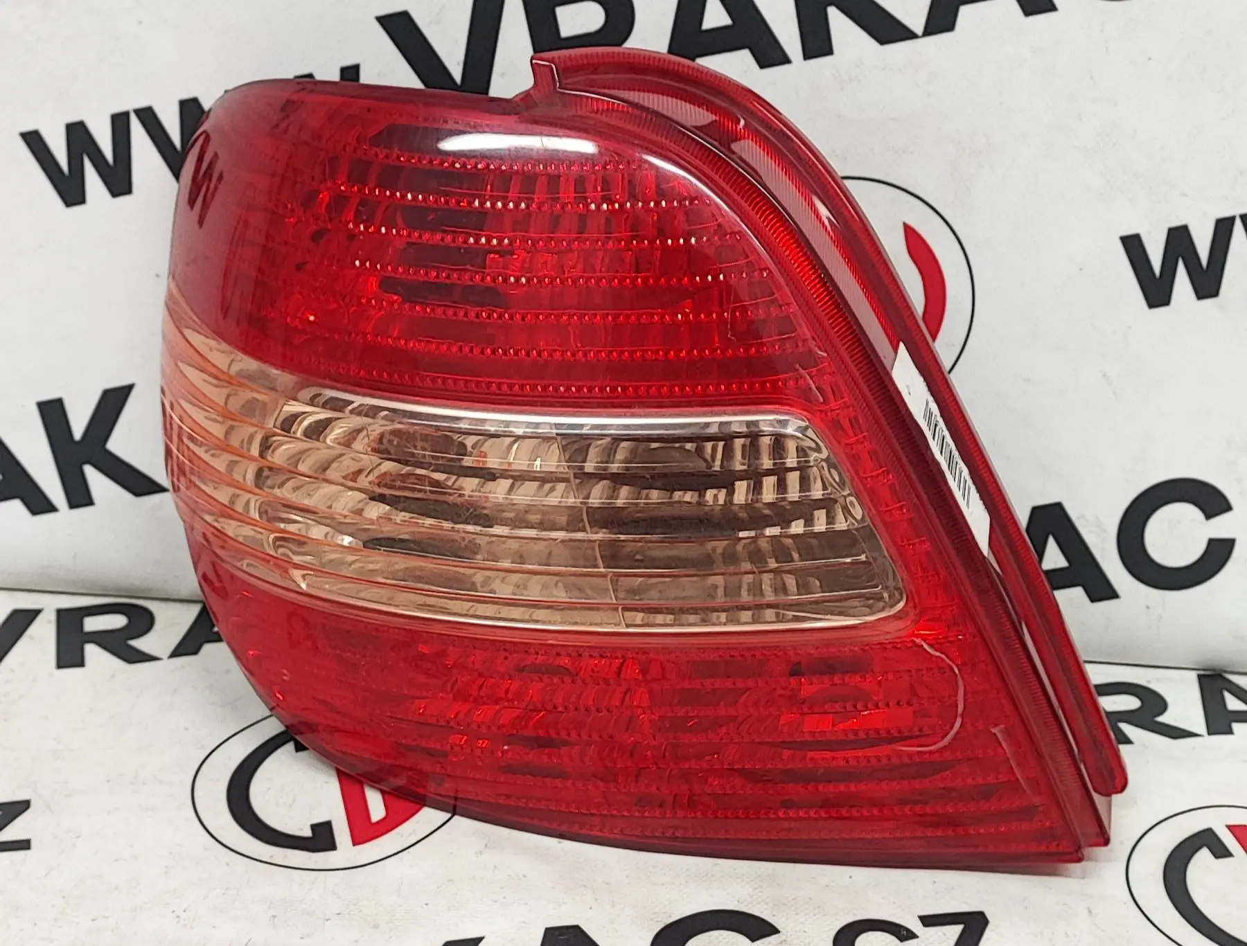 Světlomet zadní levý – Toyota Avensis 1997-2003