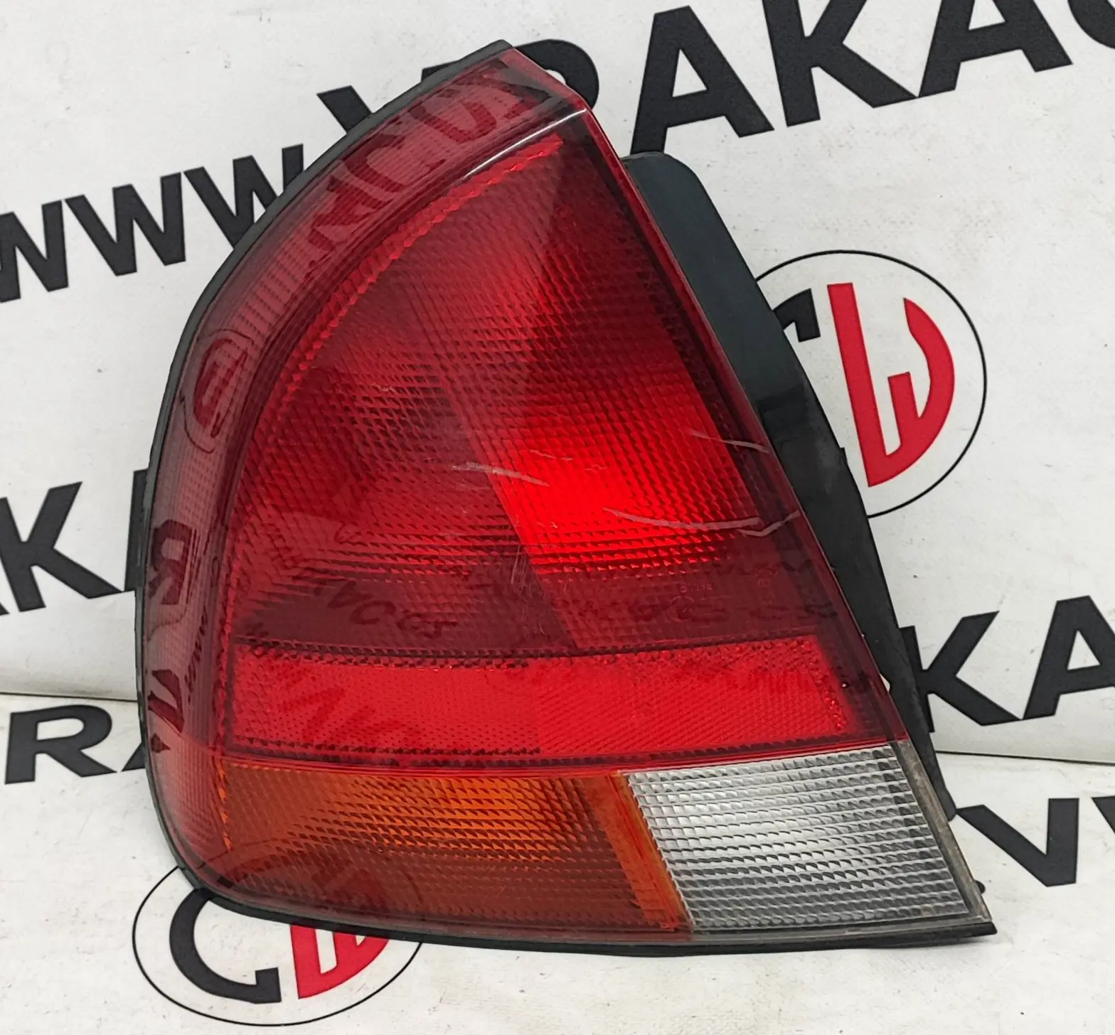 Světlomet zadní levý – Mitsubishi Carisma 1995-2006