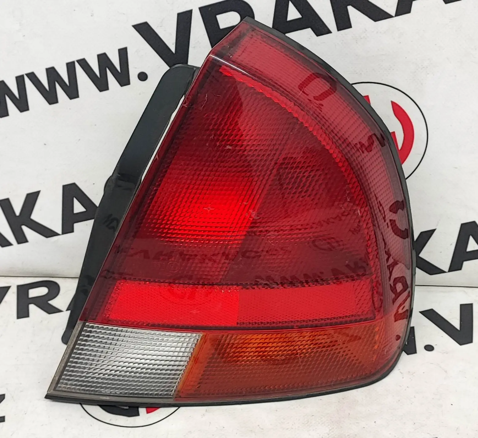 Světlomet zadní pravý – Mitsubishi Carisma 1995-2006