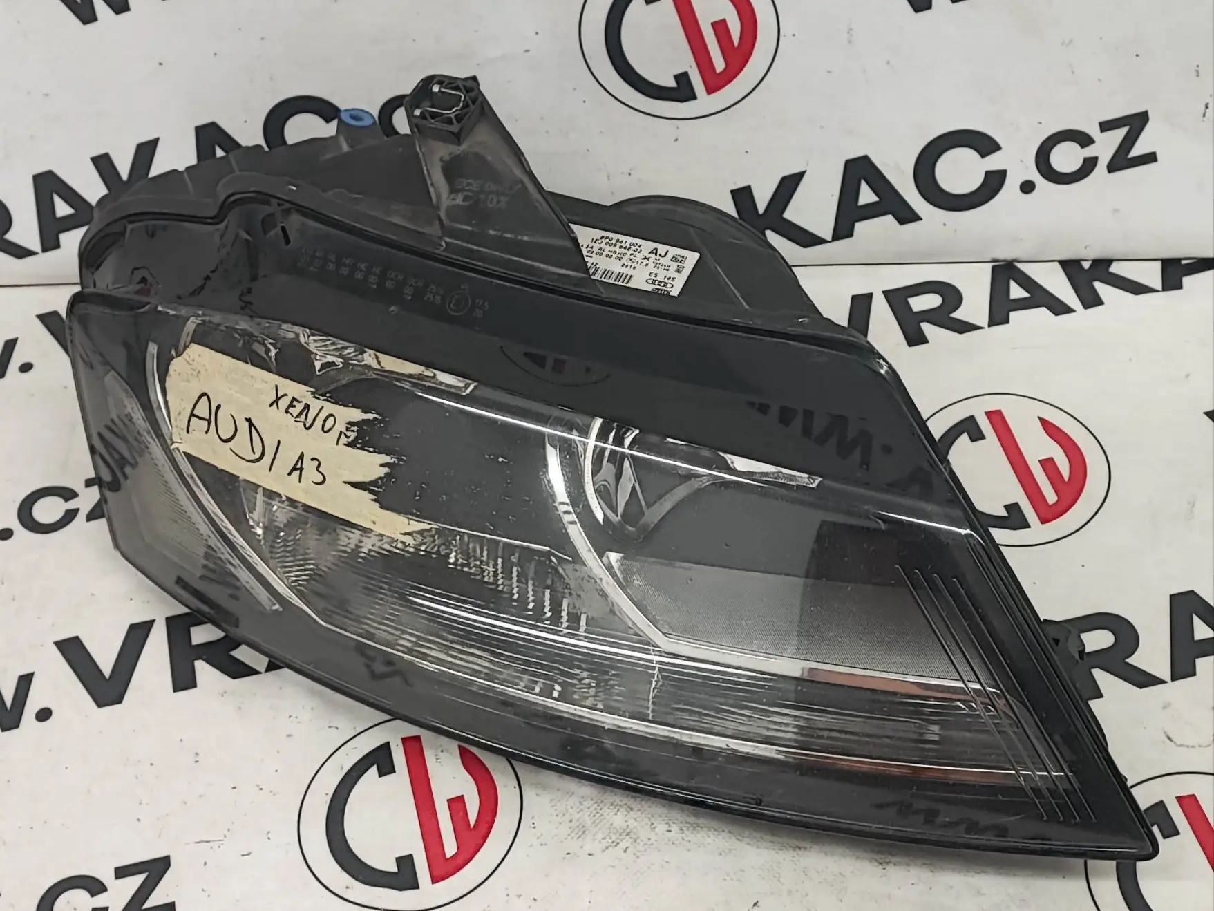 Světlomet pravý přední (8P0941004AJ) – Audi A3 2008-2012