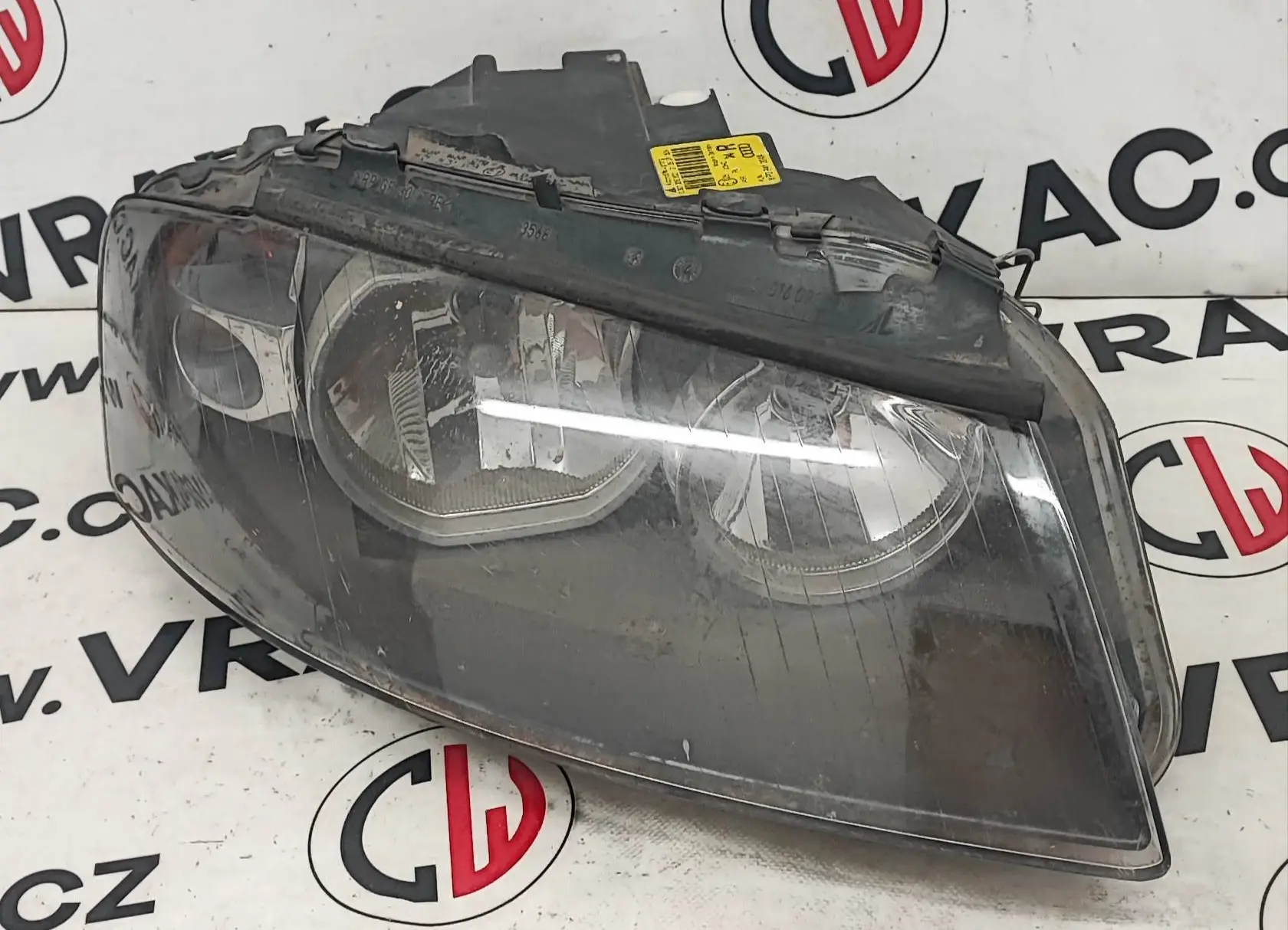 Světlomet pravý přední (8P0941004A) – Audi A3 1996-2003