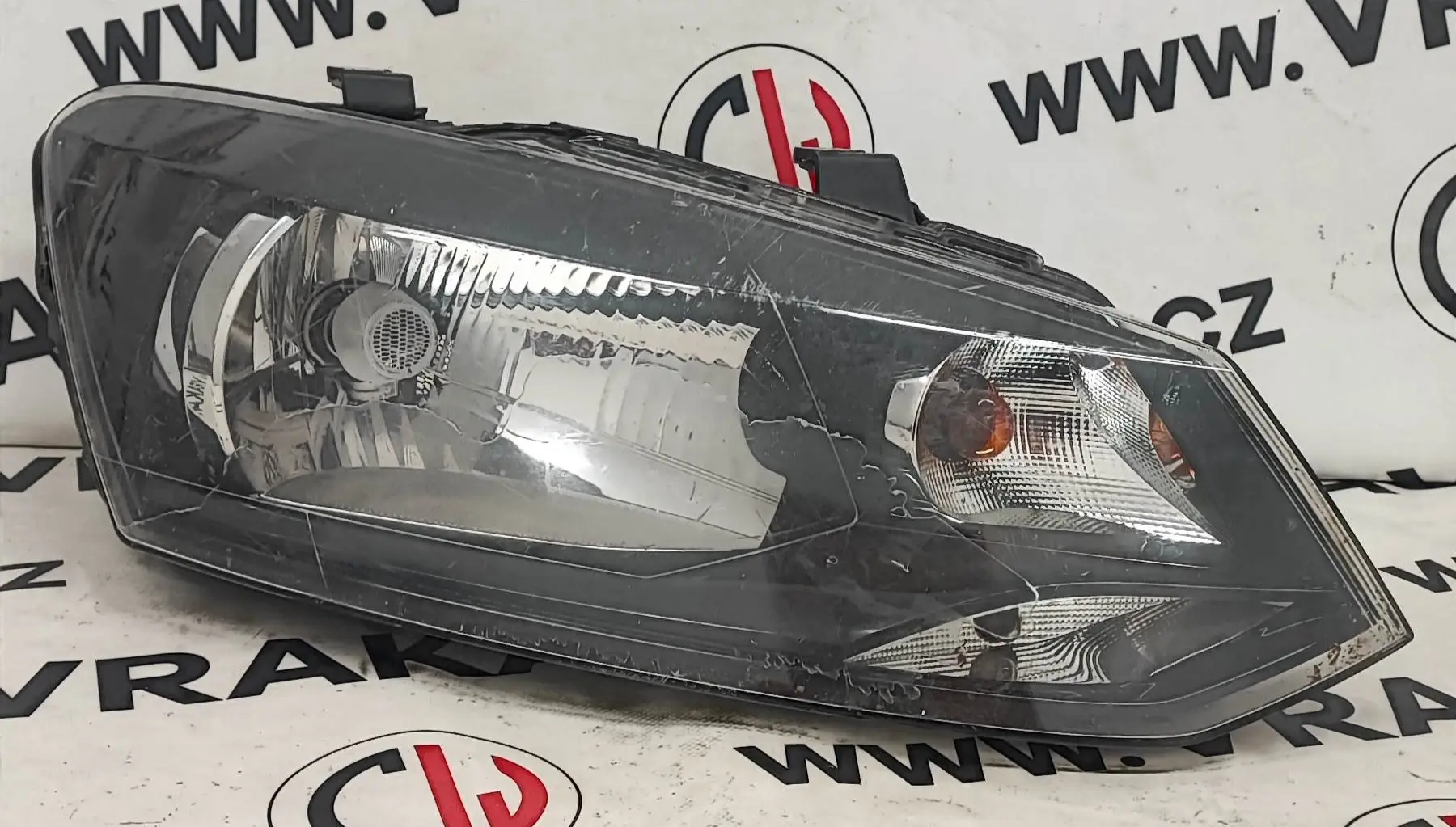 Světlomet pravý přední – Volkswagen Polo 6R 2009-2022