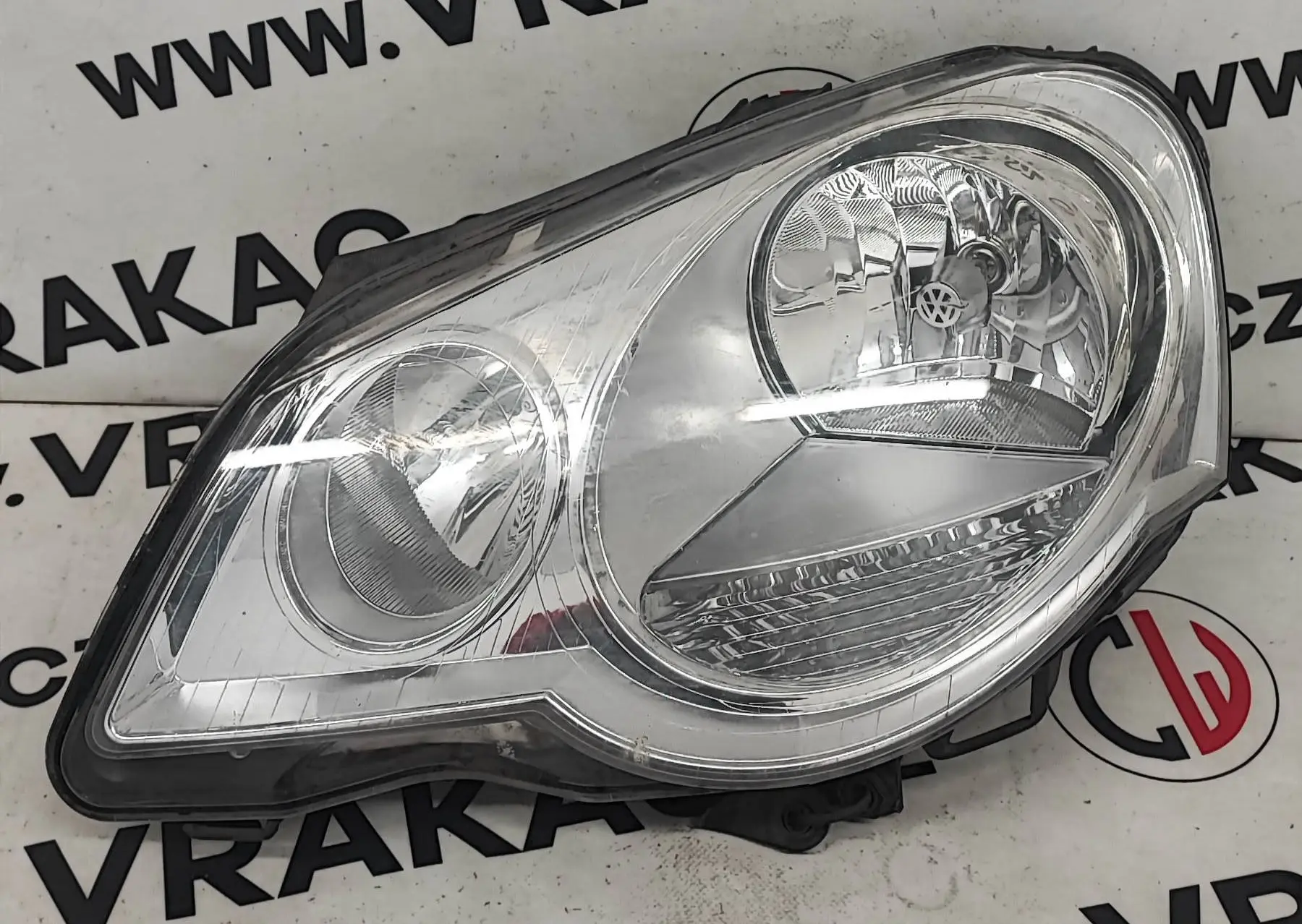 Světlomet levý přední – Volkswagen Polo 2001-2012
