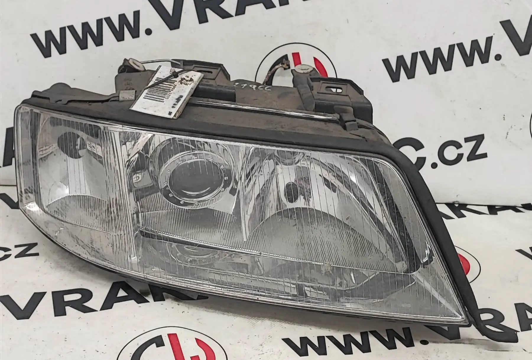 Světlomet pravý přední – Audi A6 1997-2005