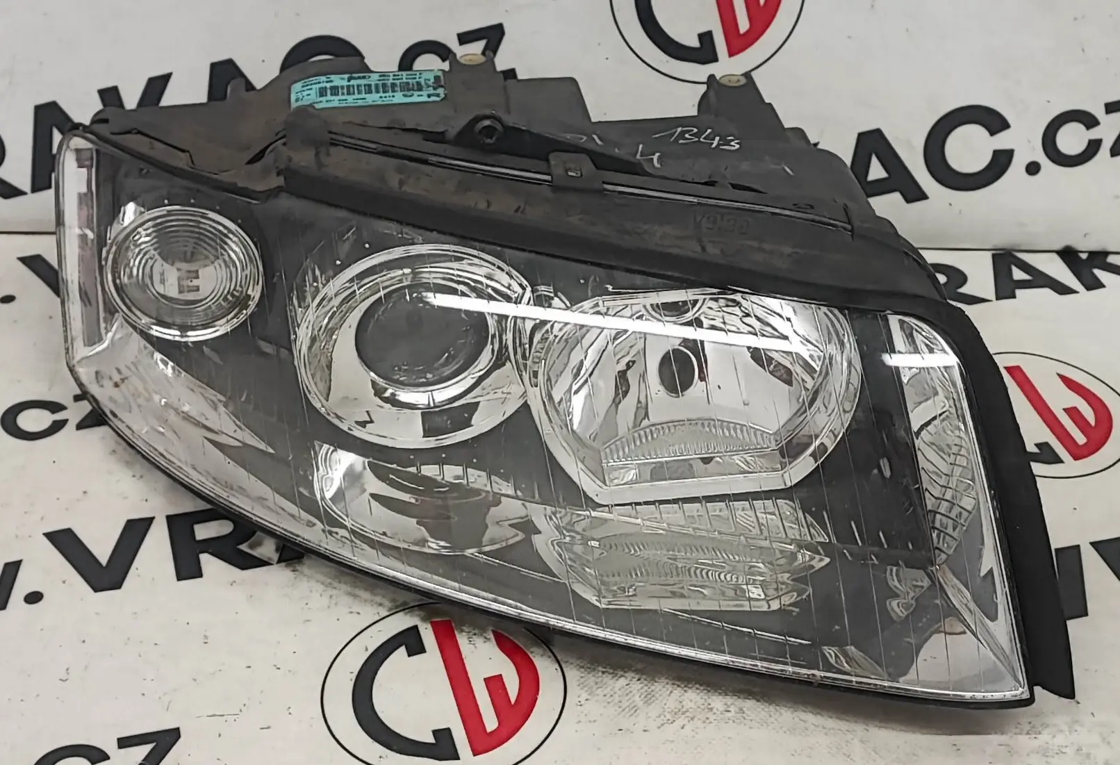 Světlomet pravý přední (8E0941004F) – Audi A4 2000-2004