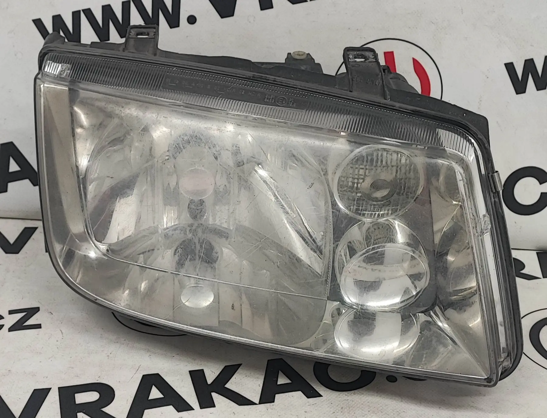 Světlomet pravý přední – Volkswagen Bora 1998-2005