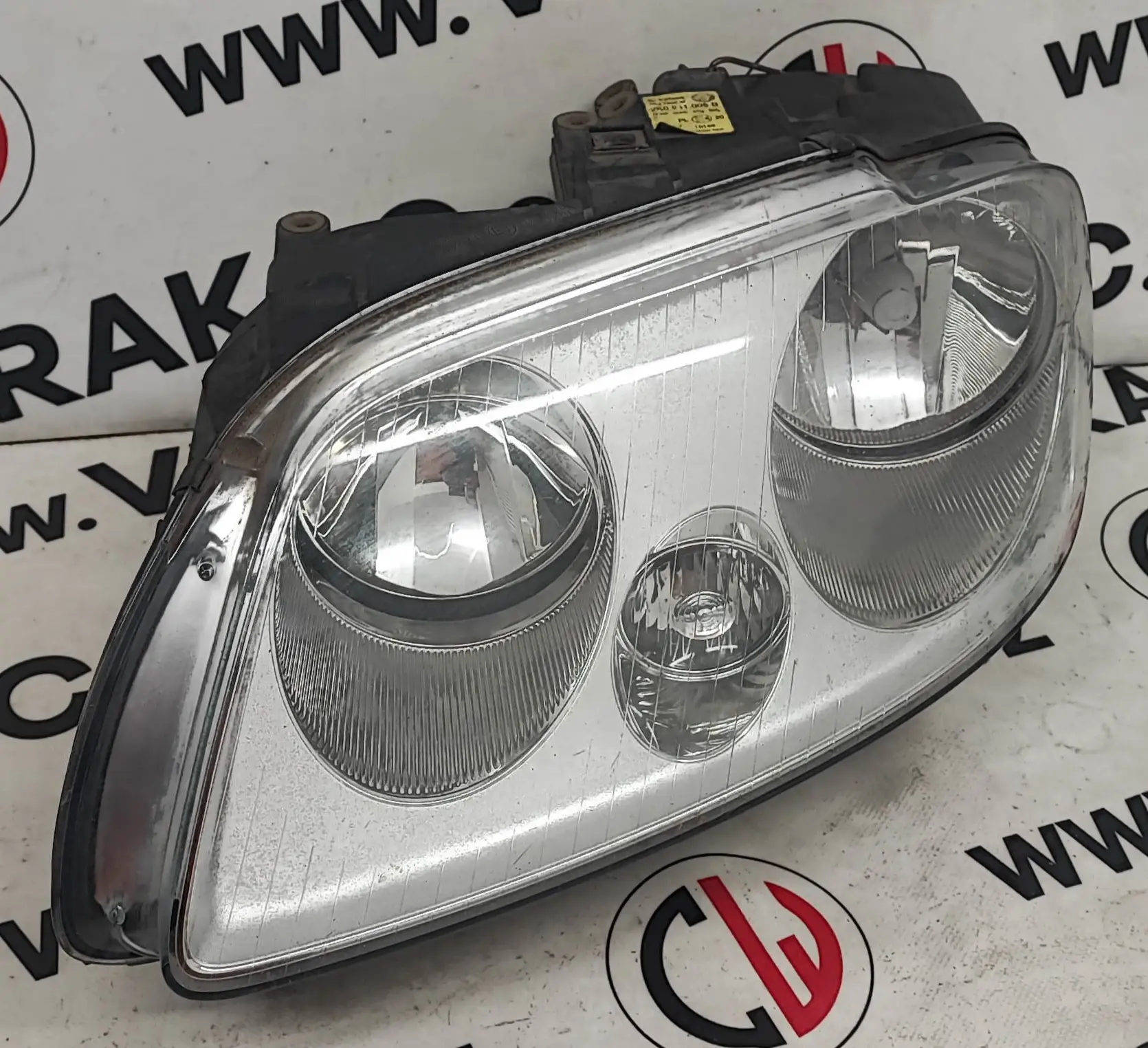 Světlomet levý přední (2K0941005B) – Volkswagen Caddy 2004-2015