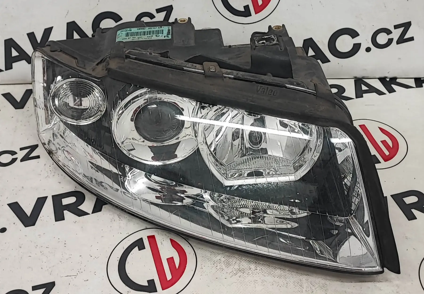 Světlomet pravý přední (8E0941004F) – Audi A4 2000-2004