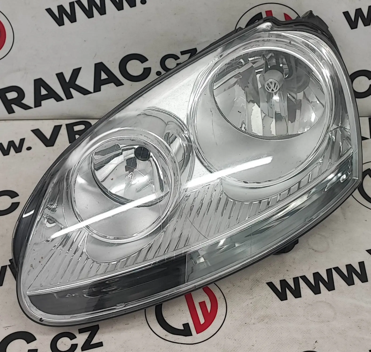 Světlomet levý přední – Volkswagen Golf V 2003-2010