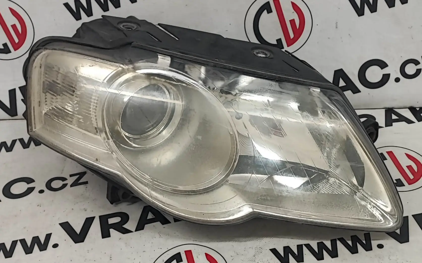 Světlomet pravý přední – Volkswagen Passat B6 2005-2010