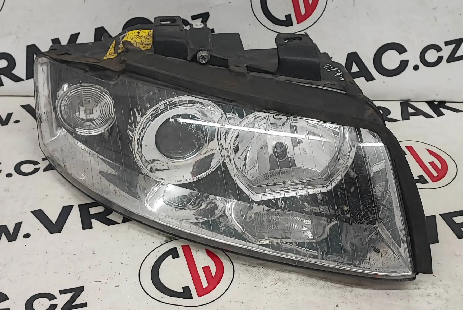 Světlomet pravý přední – Audi A4 2000-2004