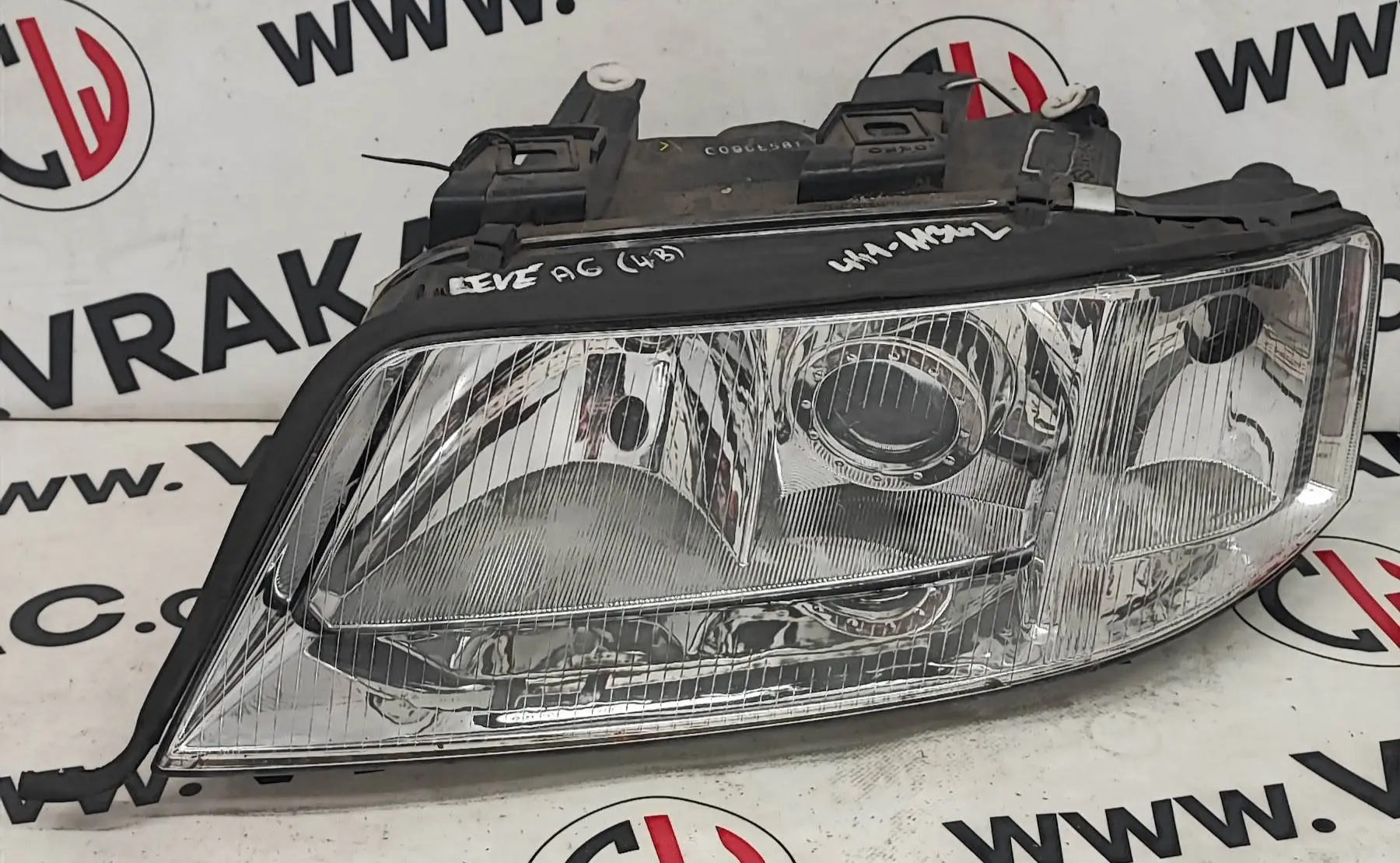Světlomet levý přední – Audi A6 1997-2005