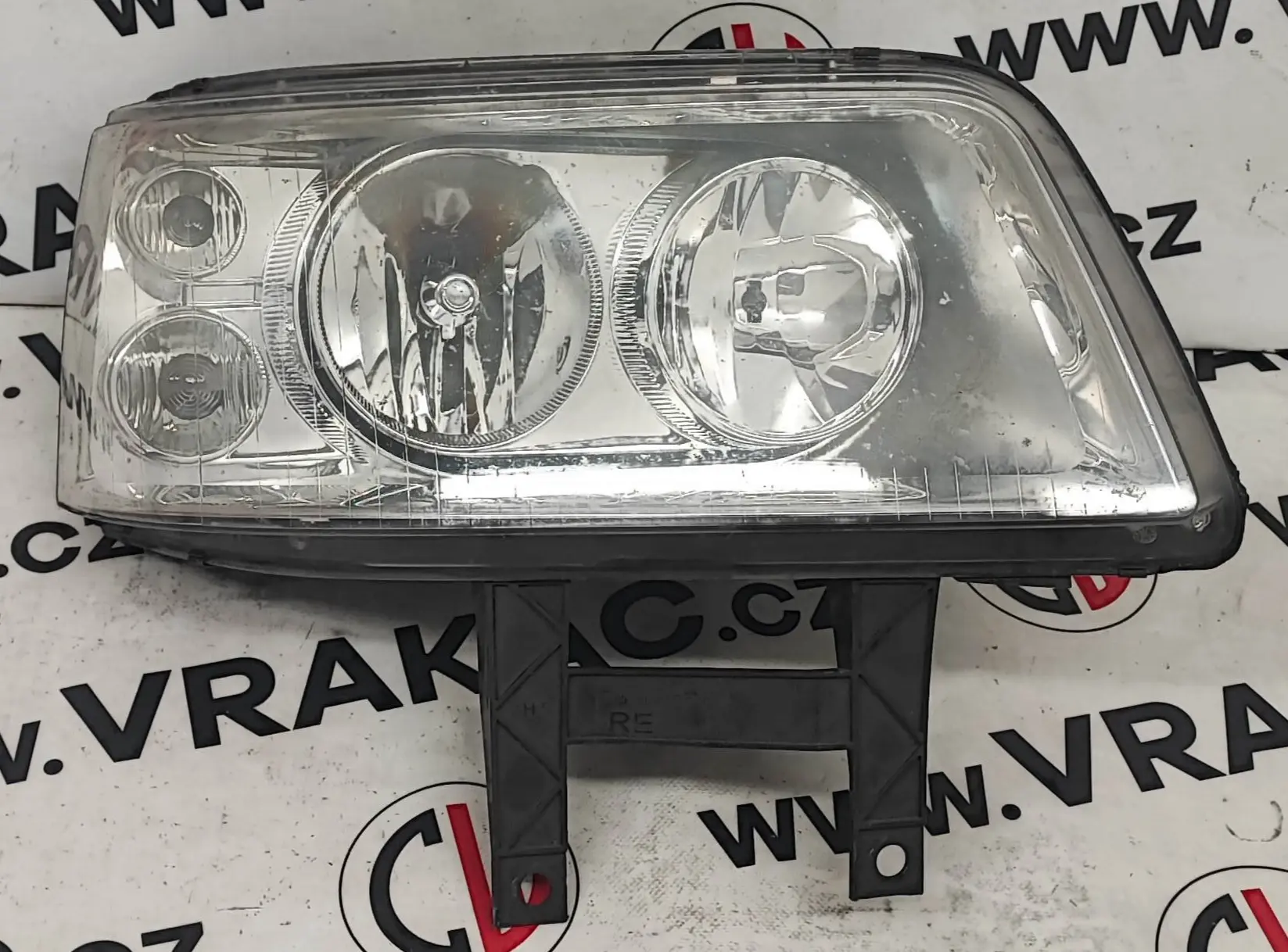 Světlomet pravý přední – Volkswagen Transporter T5 2003-2016