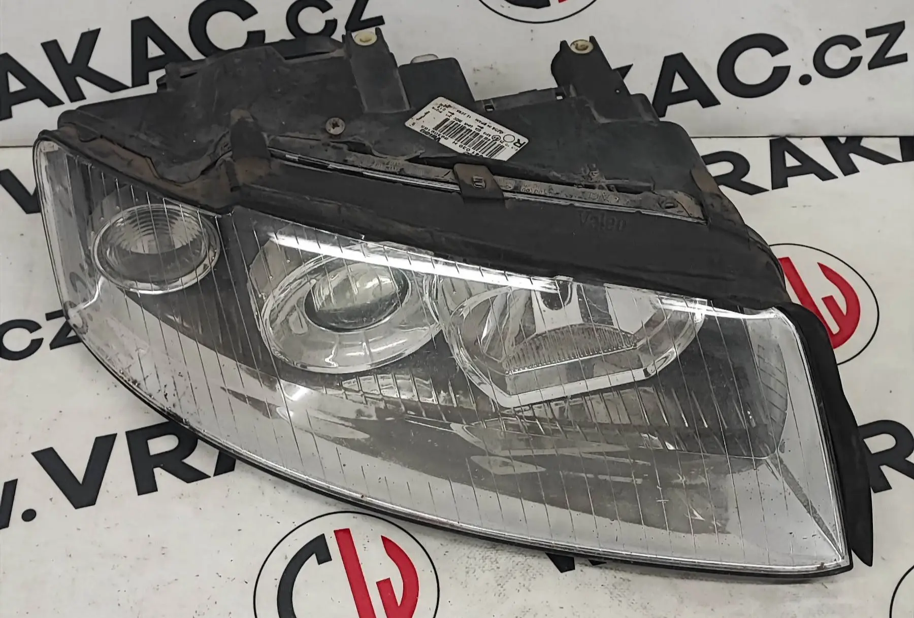 Světlomet pravý přední (8E0941030H) – Audi A4 2000-2004