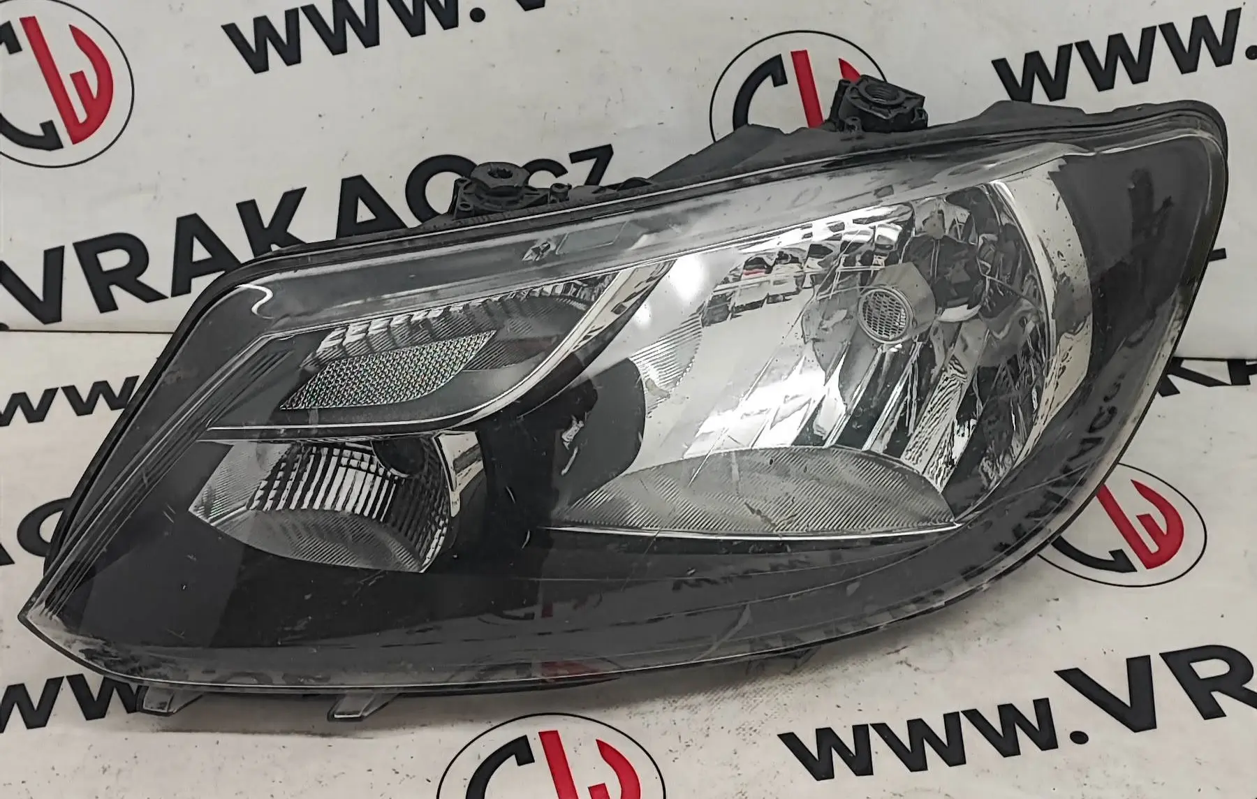 Světlomet levý (2K5941005A) – Volkswagen Caddy 2004-2015