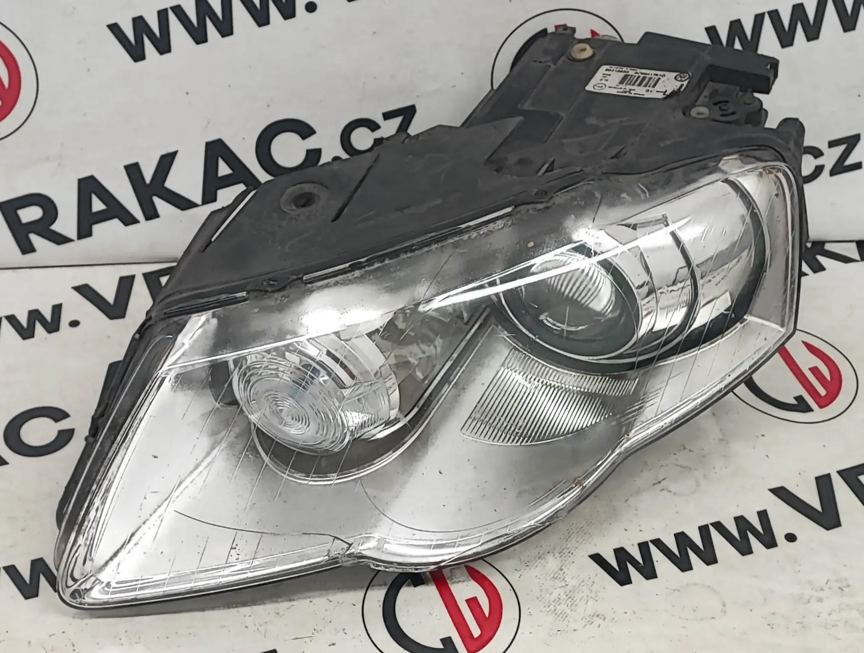 Světlomet levý přední – Volkswagen Passat B6 2005-2010