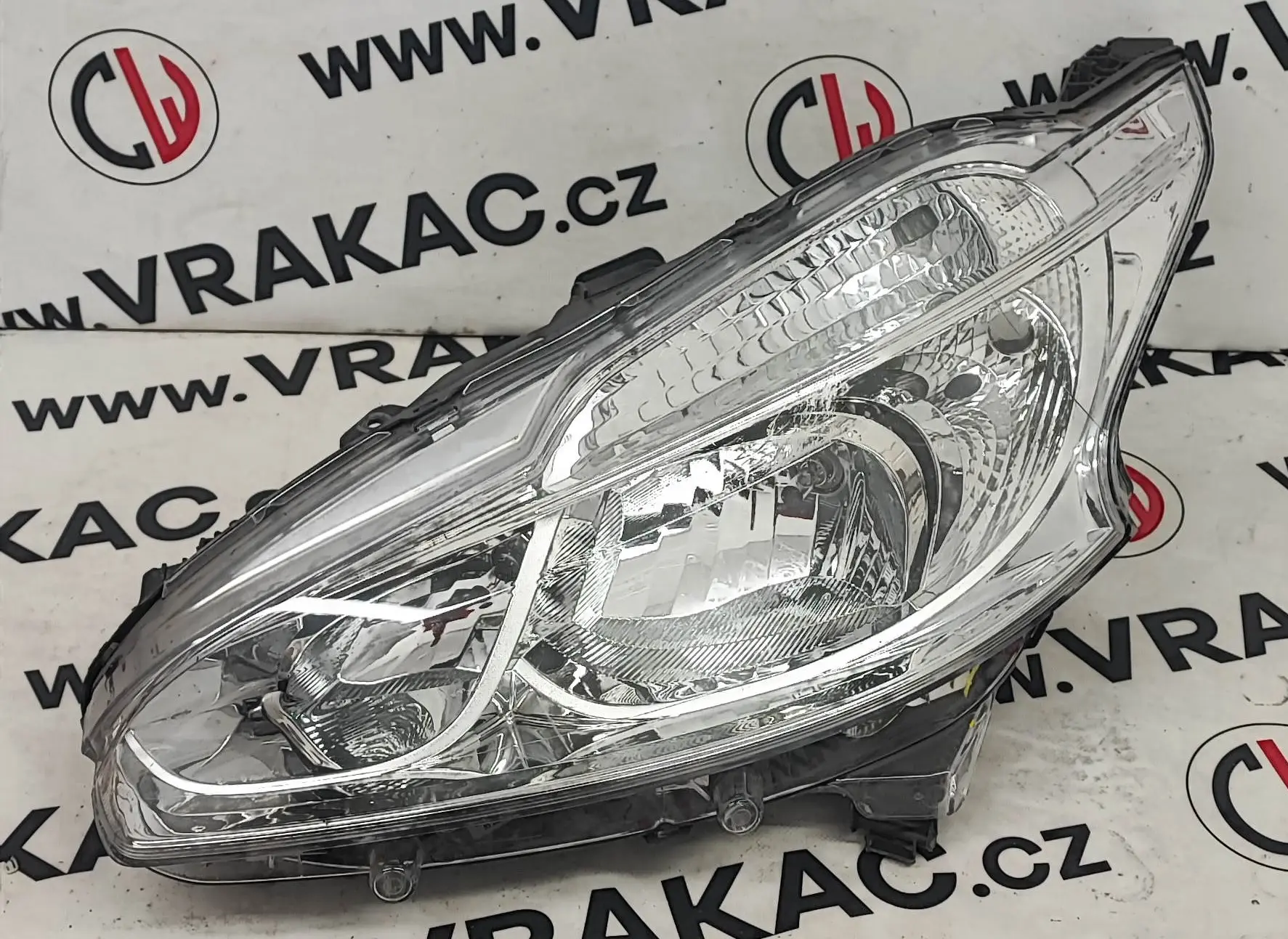 Světlomet pravý přední (9802221880) – Peugeot 208 2012-2020