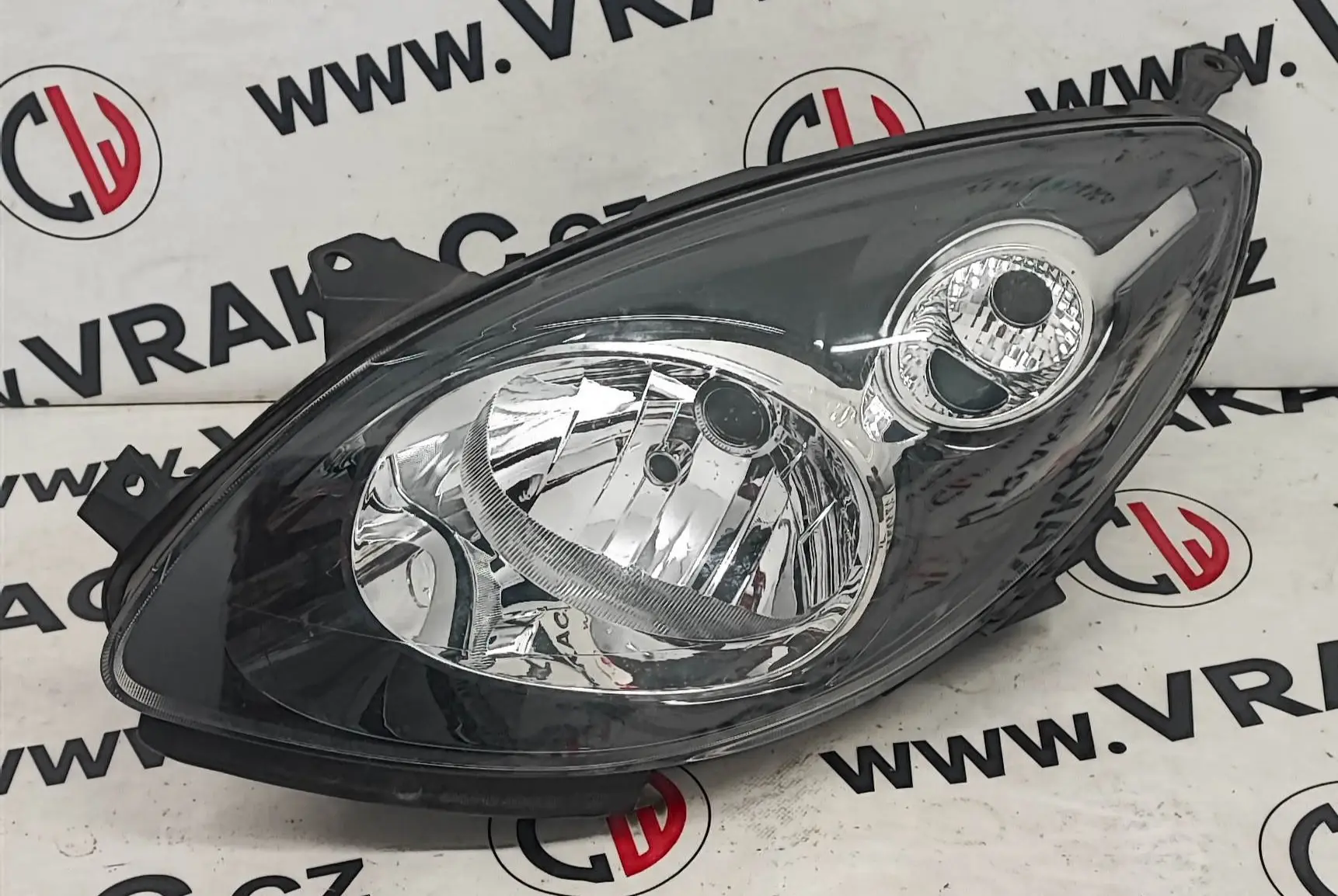 Světlomet levý přední (27152700LI) – Renault Twingo II 2007-2014