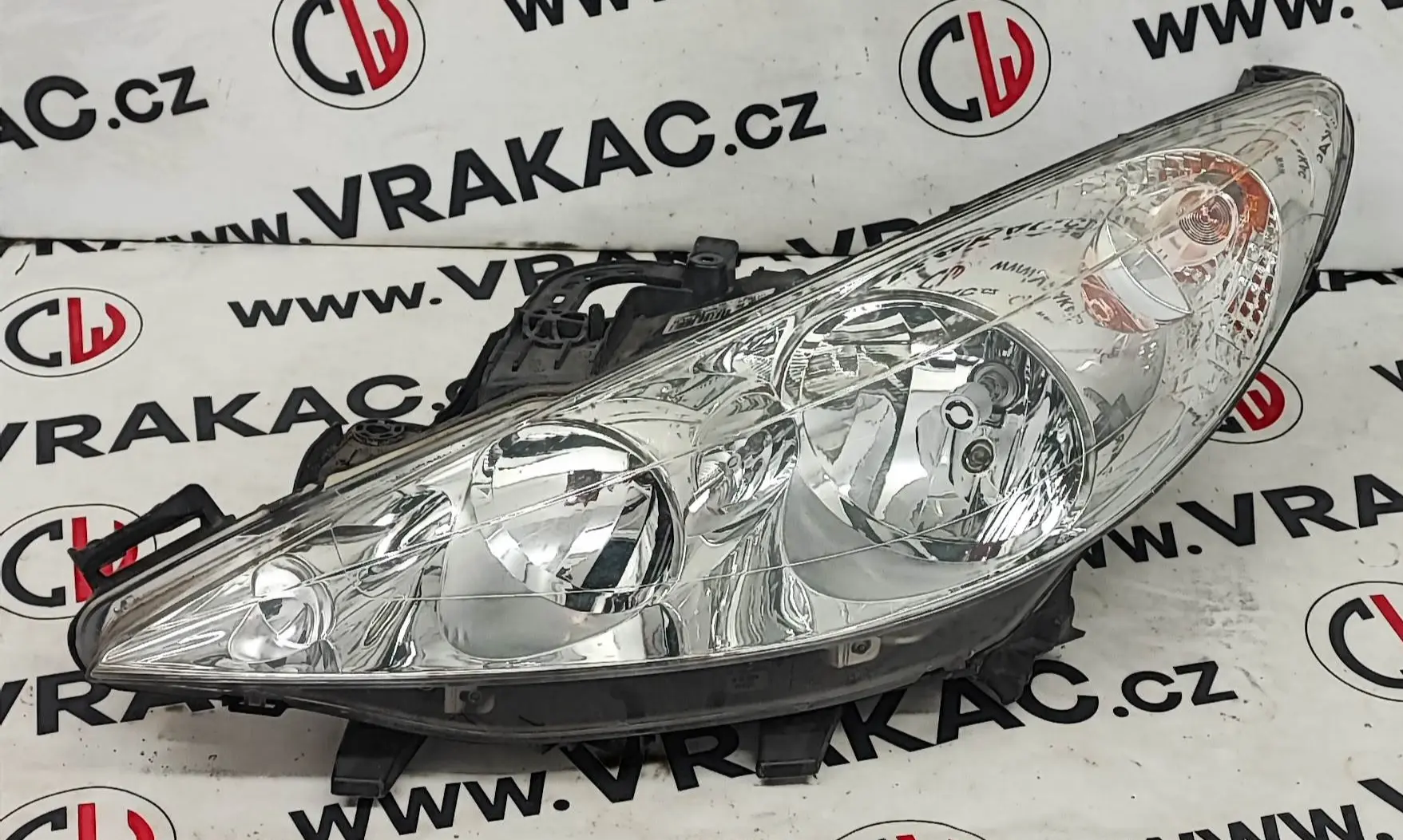 Světlomet levý přední (9649986280) – Peugeot 207 2006-2010