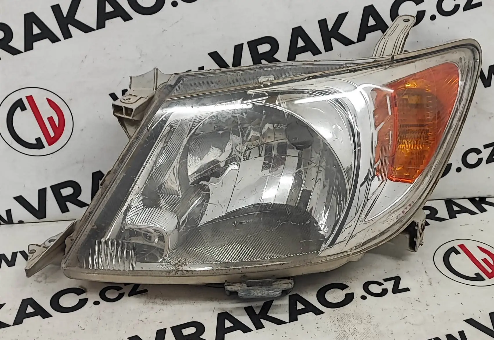 Světlomet levý přední – Toyota Hilux 2004-2016
